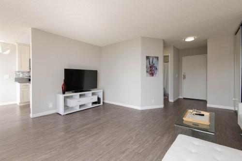 Prime Location 1-Bedroom with Pool in Los Angeles, USA