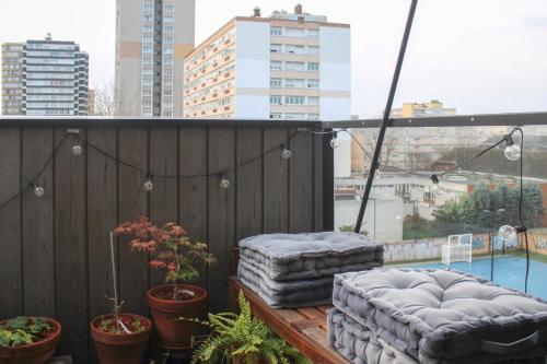 Spacious and light-filled nest with balcony