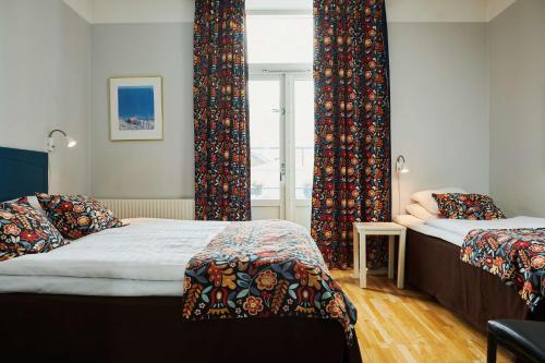 1 queen bed, 1 twin bed