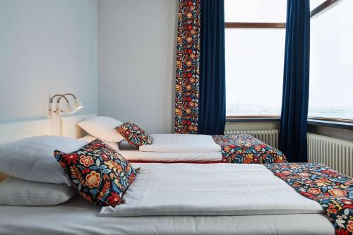 2 twin beds