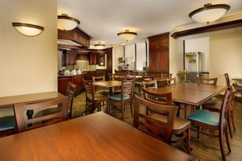 餐飲選擇, 傑克遜 - 瑞吉蘭德魯裡套房酒店 (Drury Inn & Suites Jackson Ridgeland) in 瑞吉蘭 (MS)