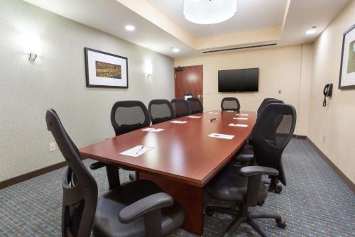 Deluxe King Meeting Room, 2 Rooms - Hearing Accessible , Tub