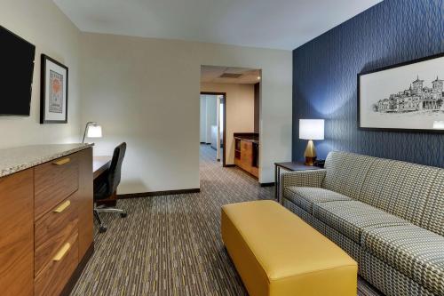 2 queen beds, 1 sofa bed