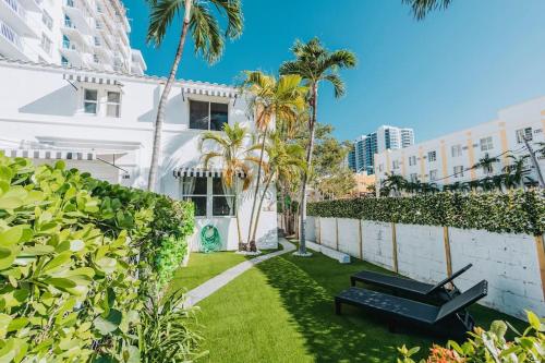 A block from the beach: Private Backyard & Parking