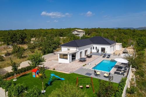 Villa Lukas with 44m2 pool in Makarska hinterland in Gornji Vinjani