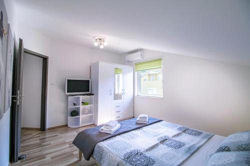 Two-Bedroom Apartment with Balcony and Sea View image 10