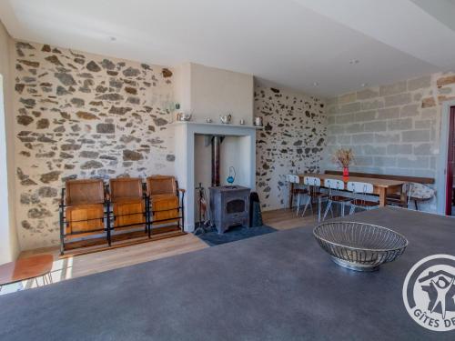 Maison Authentique sur 3 Niveaux avec Terrasse et Vue Loire - FR-1-622-38 in Ingrandes (Pays de la Loire)