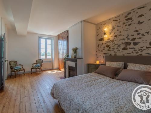 Maison Authentique sur 3 Niveaux avec Terrasse et Vue Loire - FR-1-622-38 in Ingrandes (Pays de la Loire)