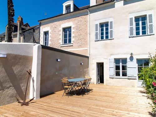 Maison Authentique sur 3 Niveaux avec Terrasse et Vue Loire - FR-1-622-38 in Ingrandes (Pays de la Loire)