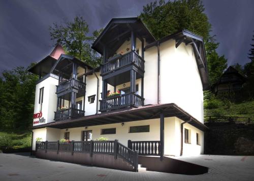 9 bedrooms, 13 beds