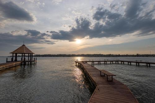 Lake Conroe Sunset House in Willis, USA