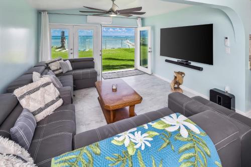 Corner Luxury Ethereal Hawaii Beachfront Estate for Monthly Rental with Private Beach & 3 Beachfront Jacuzzis & Snorkeling Reef & Jurassic Park Film Site