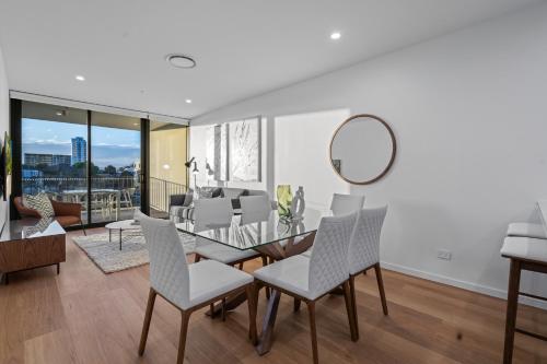 The Riverview - Brand New Modern 2BR with King Bed, Parking & Pool, Gold Coast (photo 9)