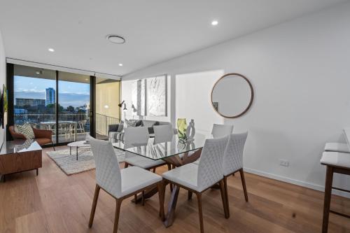 The Riverview - Brand New Modern 2BR with King Bed, Parking & Pool, Gold Coast (photo 6)