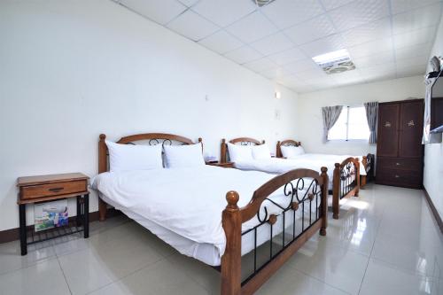 3 double beds