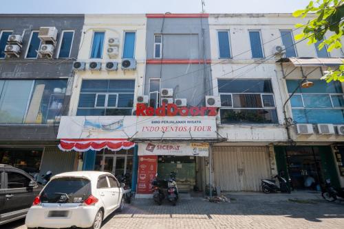 RedDoorz @ Darmo Surabaya - Tap to explore photos