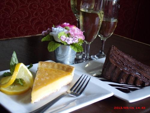 The Golden Lion Hotel - image 2