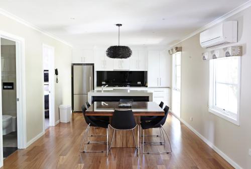 Kitchen, Winbi River Resort in Moama