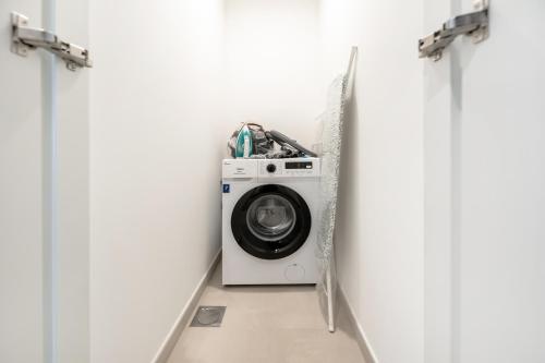 FAM Living - 2BR Home in the Heart of Downtown - Opulent Interiors - image 14