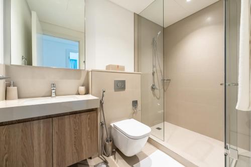 FAM Living - 2BR Home in the Heart of Downtown - Opulent Interiors - image 6