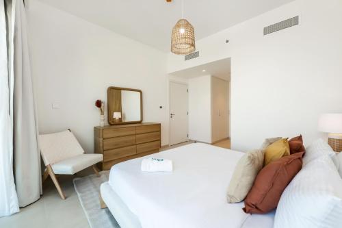 FAM Living - 2BR Home in the Heart of Downtown - Opulent Interiors - image 5