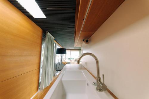 JULIA - Schwimmendes Apartment, Berlino (foto 10)