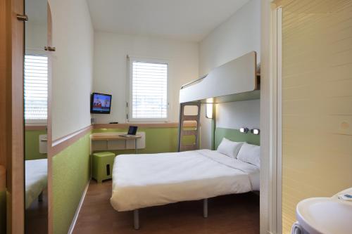 ibis budget Zurich City West - image 2