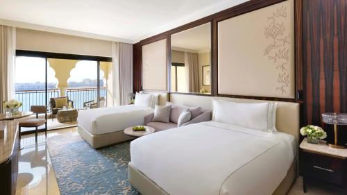 The Ritz-Carlton Abu Dhabi, Grand Canal