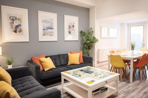 8 Bed, comfortably sleeps 10, 3 Bath house, 5 Mins Manchester Centre, Manchester
