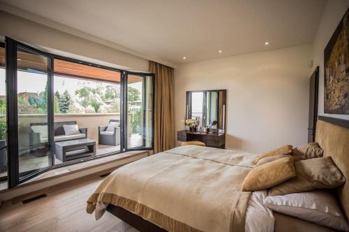 Luxury villa near Prague with pool and tennis court in 塞斯鐵利斯