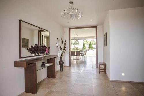Luxury villa near Prague with pool and tennis court in 塞斯鐵利斯