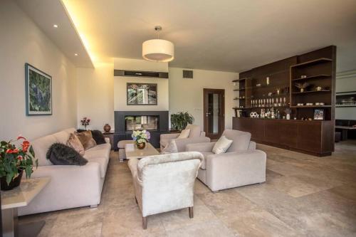 酒吧/高級酒吧, Luxury villa near Prague with pool and tennis court in 塞斯鐵利斯