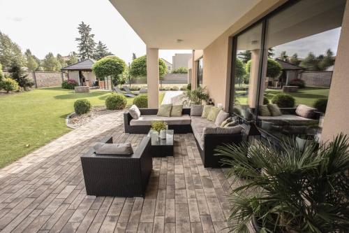 陽台/露台, Luxury villa near Prague with pool and tennis court in 塞斯鐵利斯