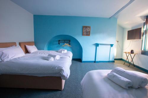 Triple room, shared bathroom, 3 beds