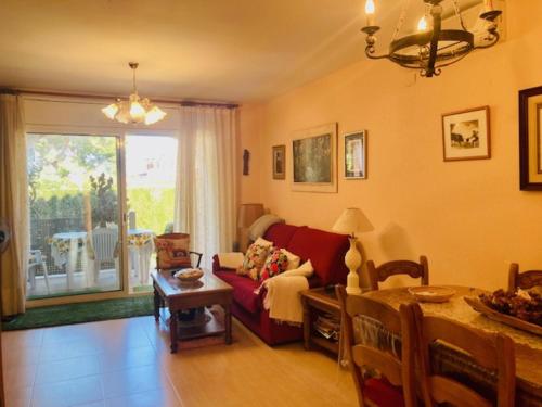 Casa Familiar con Piscina en Zona Tranquila de Miami Playa - ES-9-153 in Montroig