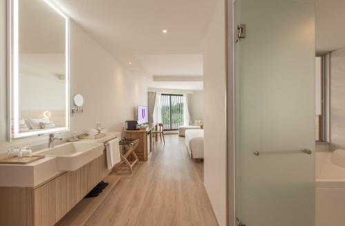 room detail thumbnail 2
