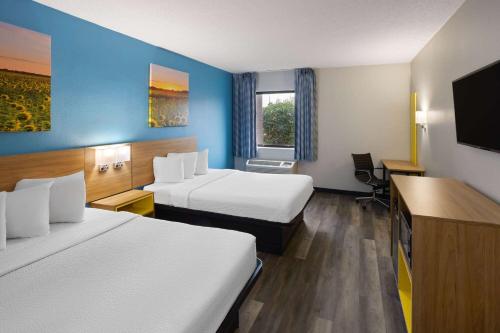 دايز إن آند سويتس باي ويندهام نورث ويست إنديانابوليس (Days Inn & Suites by Wyndham Northwest Indianapolis) in شمال انديانابوليس