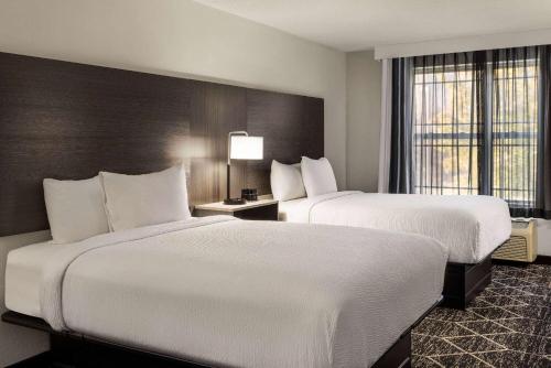 2 queen beds