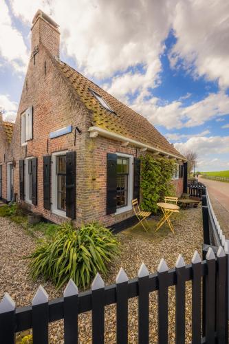 Garden, Huize Moddergat! Sleeping on the Wadden Sea. in Dongeradeel