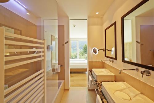1 queen bed, 1 sofa bed
