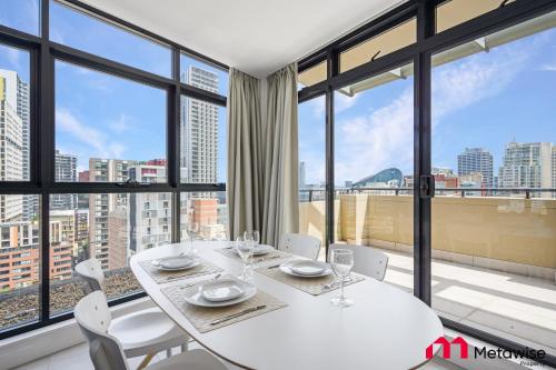 MetaWise Sydney CBD Haymarket Luxe 2Bed Penthouse Aqua - image 14