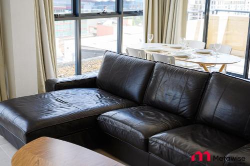 MetaWise Sydney CBD Haymarket Luxe 2Bed Penthouse Aqua - image 10