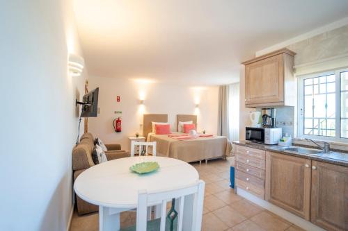 Apartamentos Monte dos Avos, Albufeira by AlgarveBlossom in Guia
