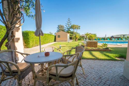 Apartamentos Monte dos Avos, Albufeira by AlgarveBlossom in Guia