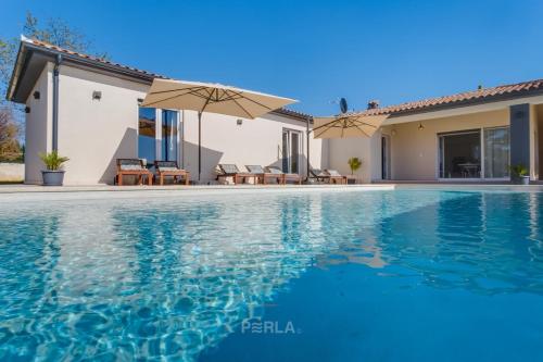 Villa GRACE with large pool 40m2 near beautiful beaches of Istria