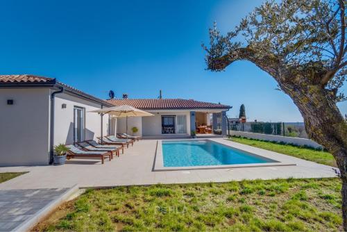 Villa GRACE with large pool 40m2 near beautiful beaches of Istria