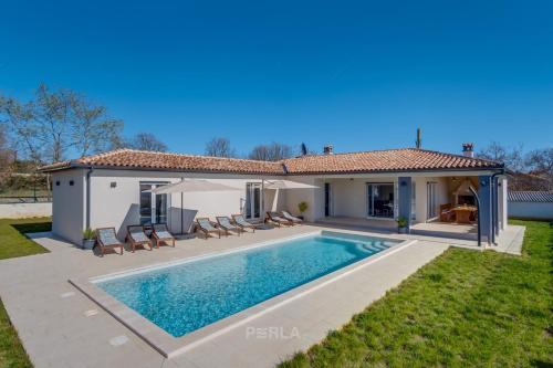 Villa GRACE with large pool 40m2 near beautiful beaches of Istria