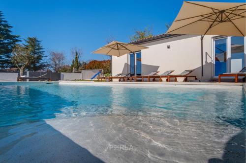 Villa GRACE with large pool 40m2 near beautiful beaches of Istria