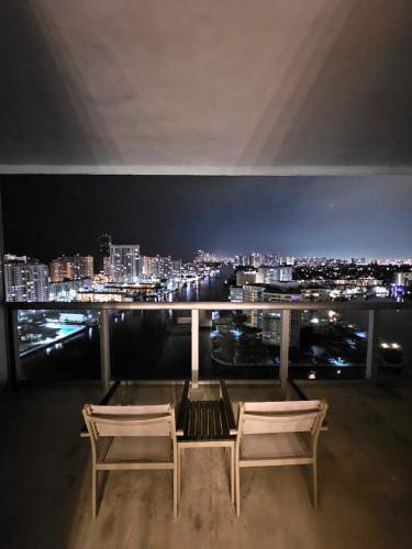 Excelente habitación/ estudio, con balcón in Hallandale Beach, USA