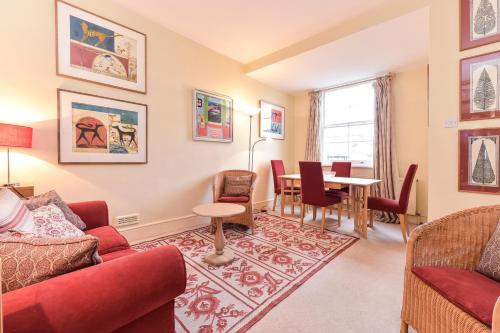 Smart flat near Pimlico Tube, London